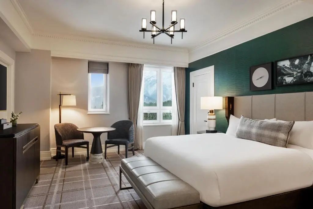 Deluxe Doppelzimmer mit elegantem Design und Sitzbereich im Fairmont Banff Springs.