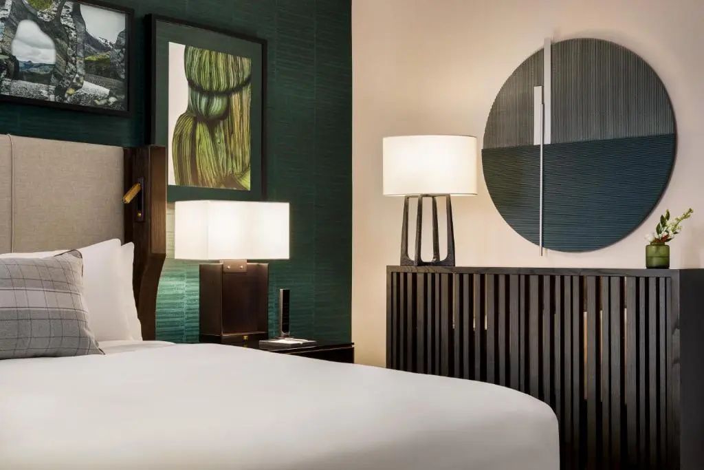 Modernes Deluxe Doppelzimmer im Fairmont Banff Springs mit stilvollen Lampen und Kunstwerken
