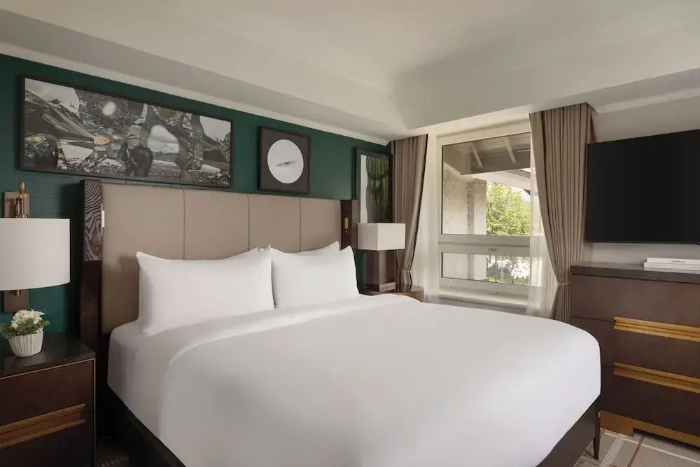 Elegante Doppel Suite mit großen Fenstern und stilvollem Design.