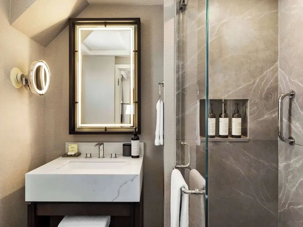 Modernes Badezimmer mit stilvollem Waschbecken und Glasdusche