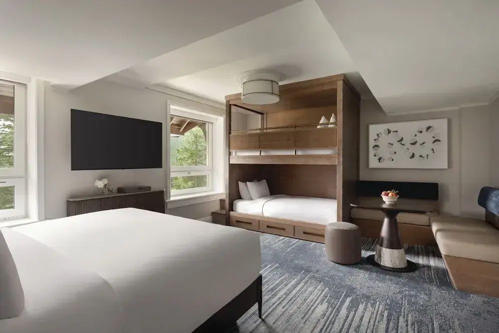 Geräumiges Familienzimmer mit Doppelbett und Etagenbett