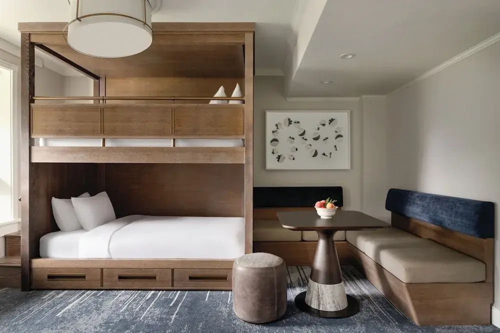 Familienzimmer mit Etagenbett und kleinem Esstisch im Fairmont Banff Springs