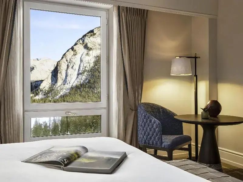 Ausblick von der Junior-Suite auf schneebedeckte Berge durch das Fenster