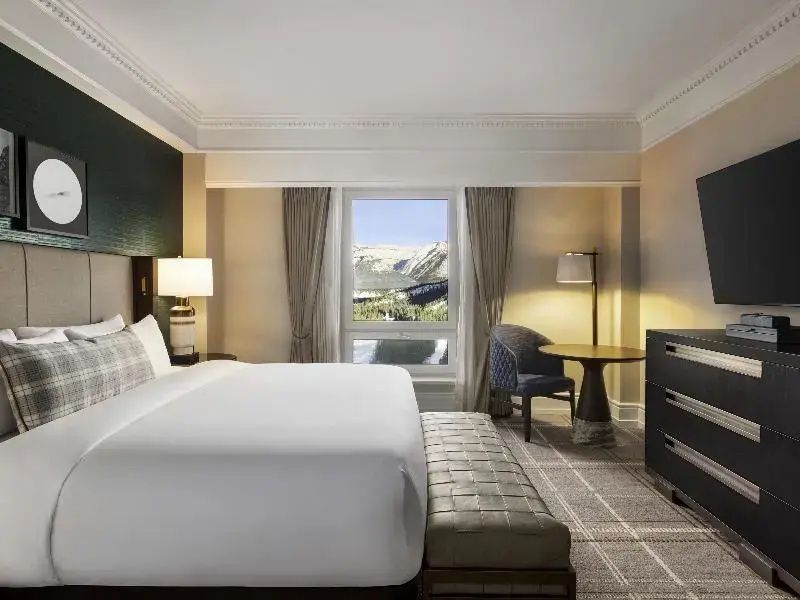 Großzügige Junior-Suite mit Komfortbett und Blick auf die Berge