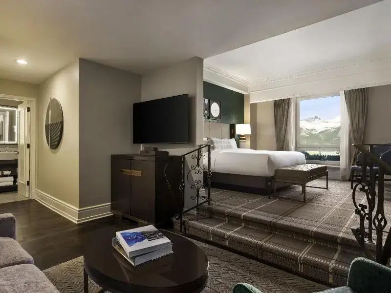 Junior-Suite mit gemütlichem Bett und Bergblick, elegant eingerichtet