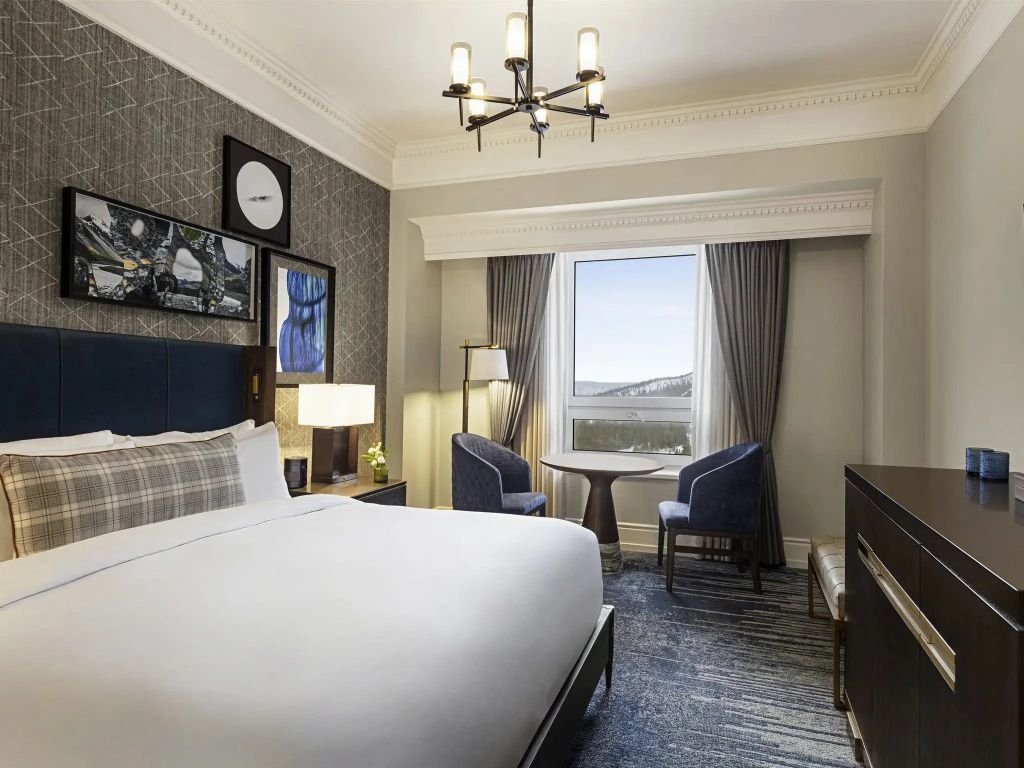 Elegantes Standard Doppelzimmer mit Doppelbett und Bergblick im Fairmont Banff Springs