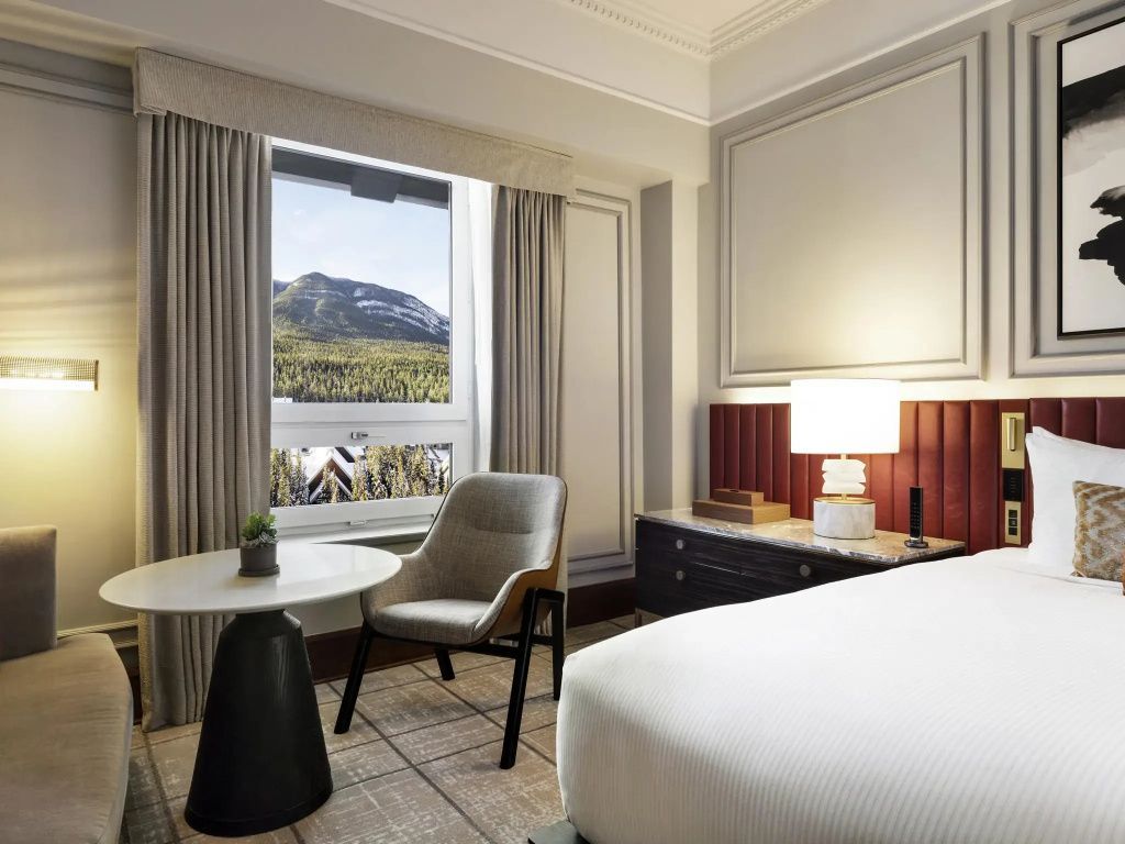 Modernes Hotelzimmer im Fairmont Banff Springs mit komfortabler Sitzgelegenheit