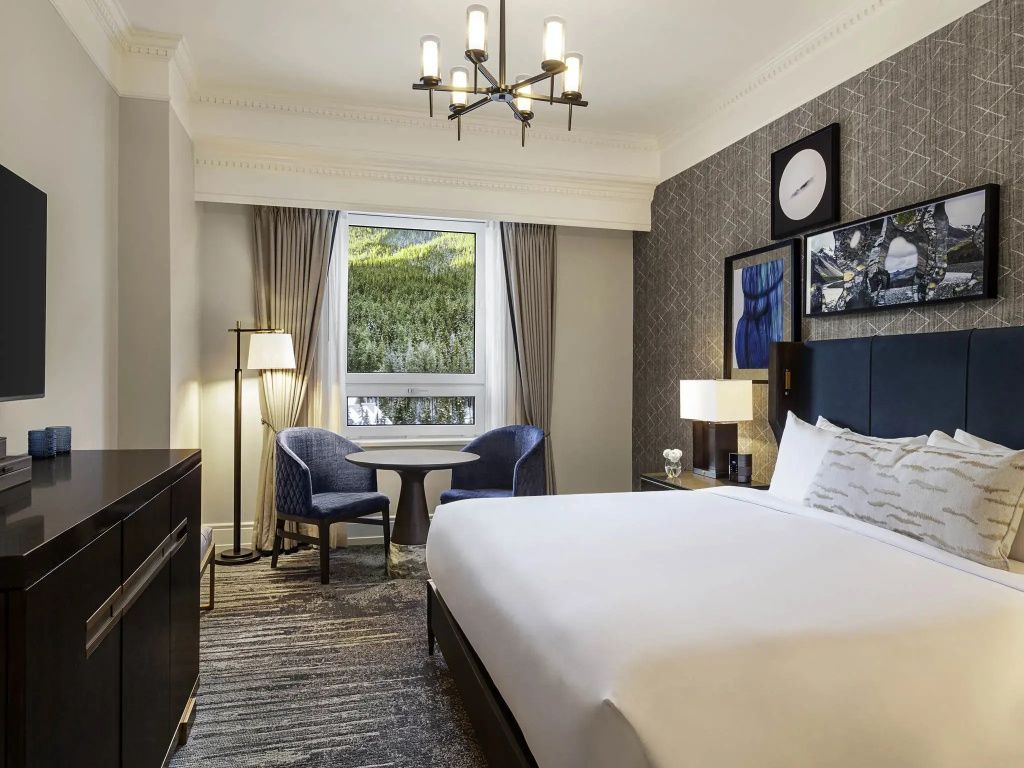 Geräumiges Standard Doppelzimmer mit klassischer Einrichtung im Fairmont Banff Springs