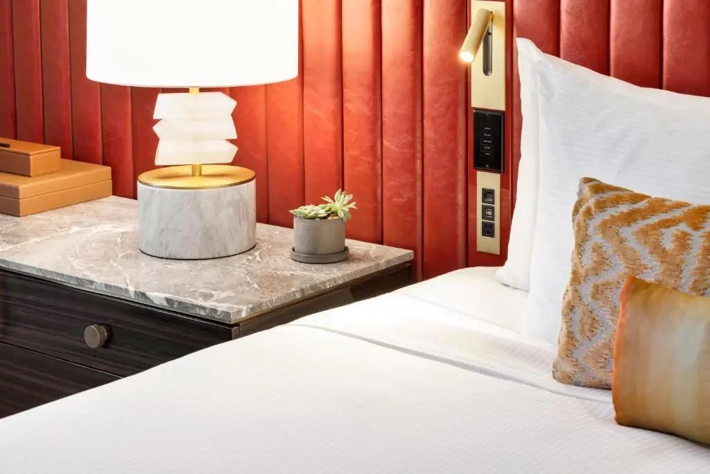 Detailaufnahme eines stilvollen Nachttisches im Standard Doppelzimmer, Fairmont Banff Springs