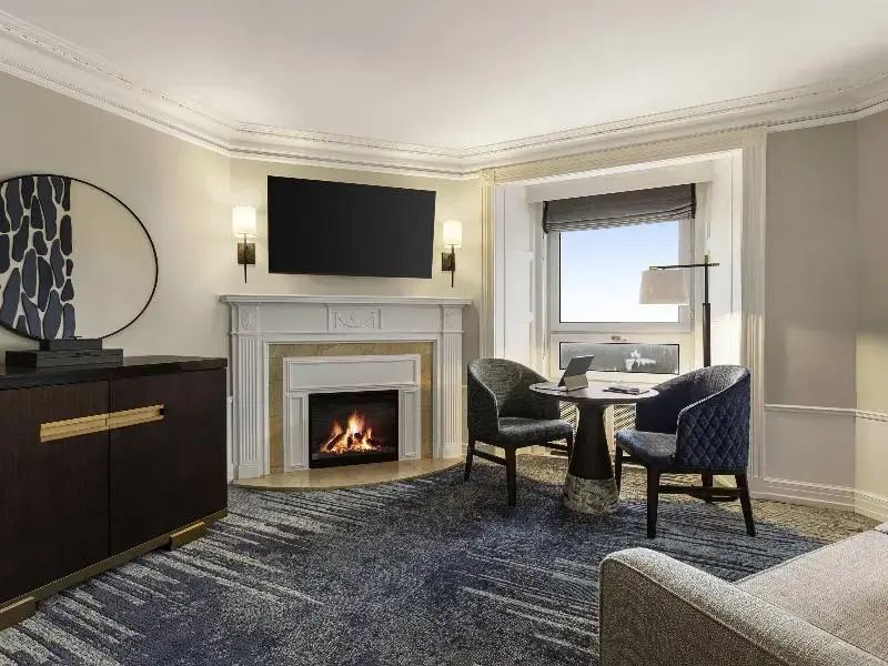Elegantes Studiozimmer mit Kamin und stilvollen Möbeln im Fairmont Banff Springs