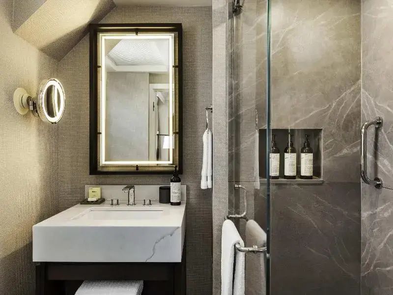 Modernes Badezimmer mit großer Spiegel und stilvoller Dusche
