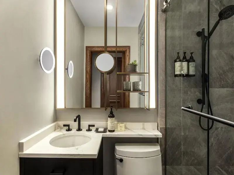 Modernes Badezimmer im Superior Doppelzimmer mit hochwertigen Armaturen