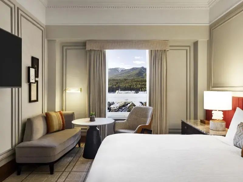 Superior Doppelzimmer mit gemütlicher Sitzecke und Bergblick
