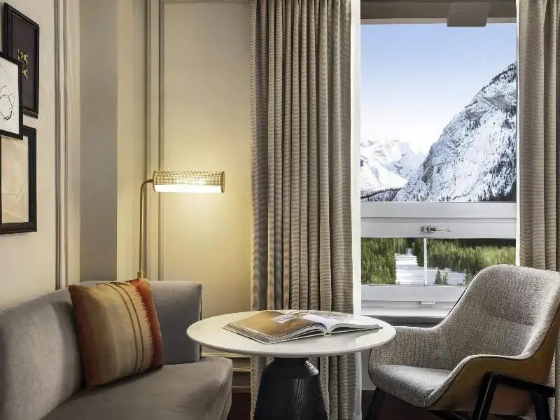 Komfortable Sitzecke mit Bergblick im Superior Doppel Zimmer