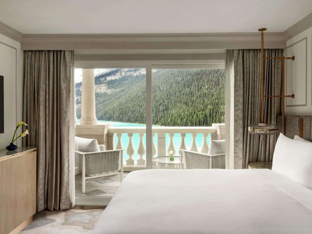 Blick vom Schlafzimmer auf den Balkon und den atemberaubenden Lake Louise.