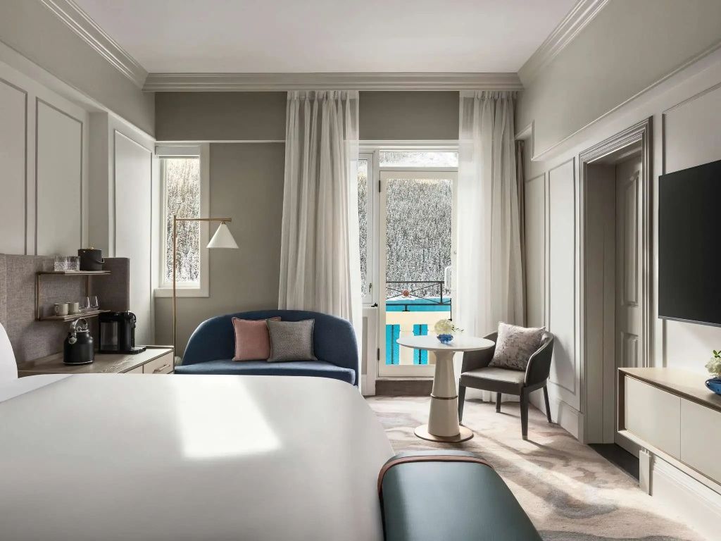 Helles Deluxe Doppelzimmer mit Seeblick und eleganten Möbeln im Hotel Fairmont Chateau Lake Louise