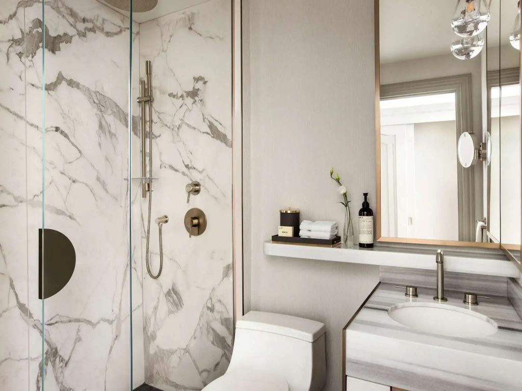 Modernes Badezimmer mit Marmordekor und eleganter Einrichtung