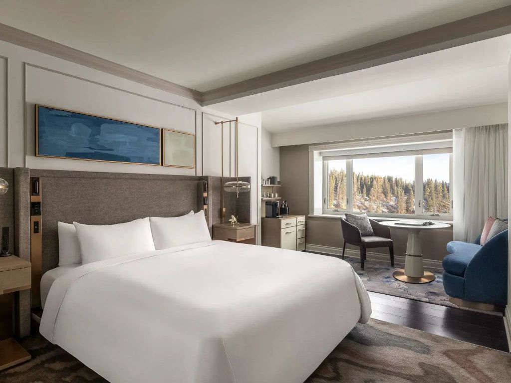 Großes Deluxe Doppelzimmer mit Seeblick und stilvollen Annehmlichkeiten