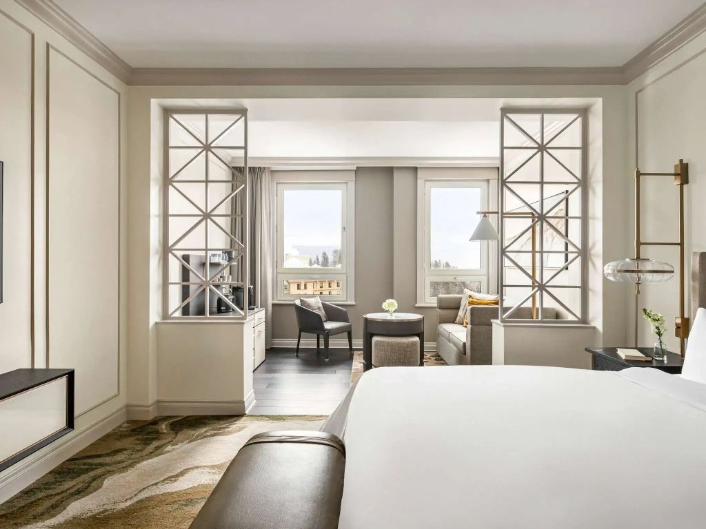 Elegante Junior-Suite mit Doppelbett und zwei Fenstern für natürlichen Lichteinfall