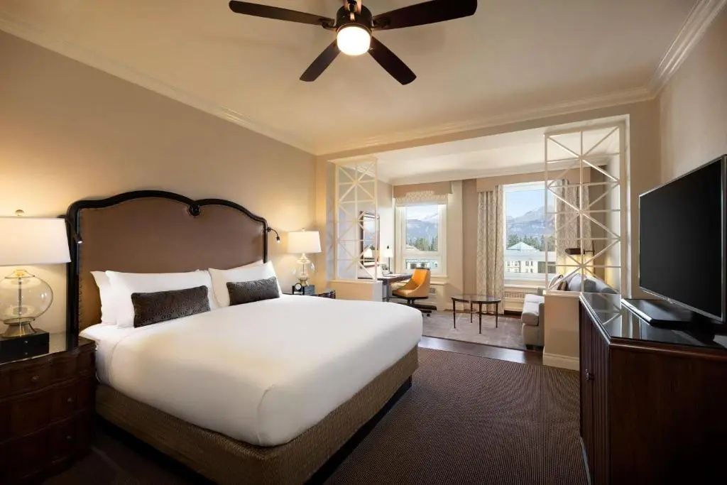 Großzügige Doppel Junior-Suite mit Doppelbett und Blick auf die umliegenden Berge