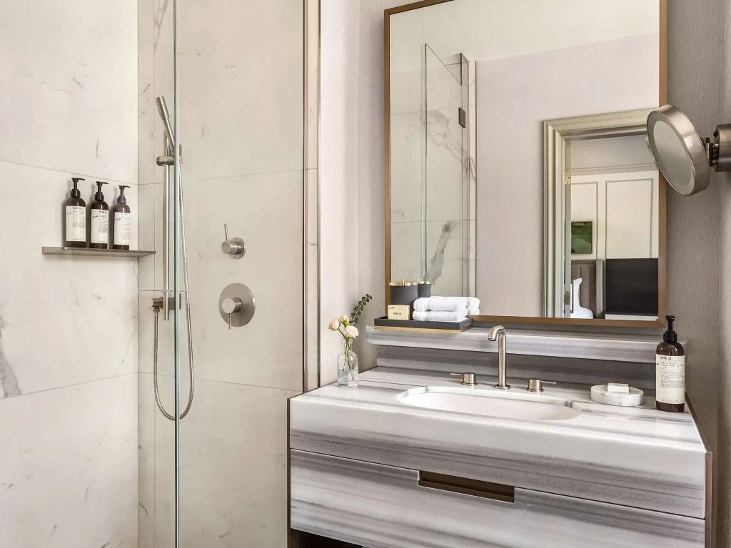 Modernes Badezimmer im Fairmont Hotel mit großer Dusche und eleganten Details.