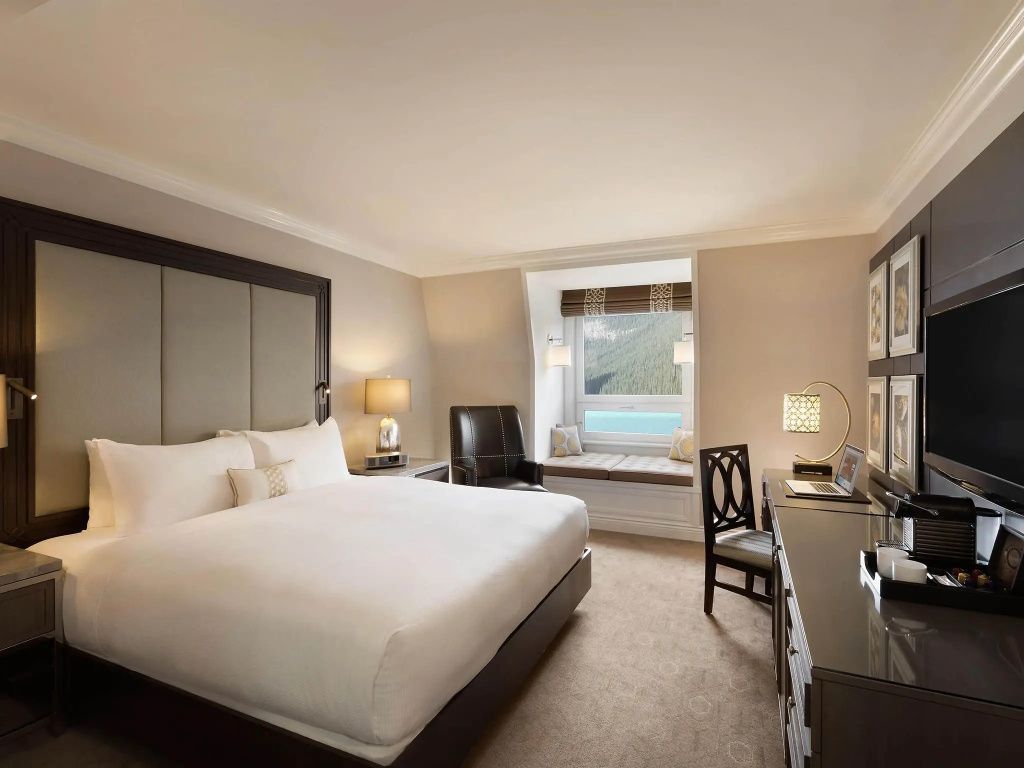 Geräumiges Hotelzimmer mit Doppelbett und malerischem Fensterblick