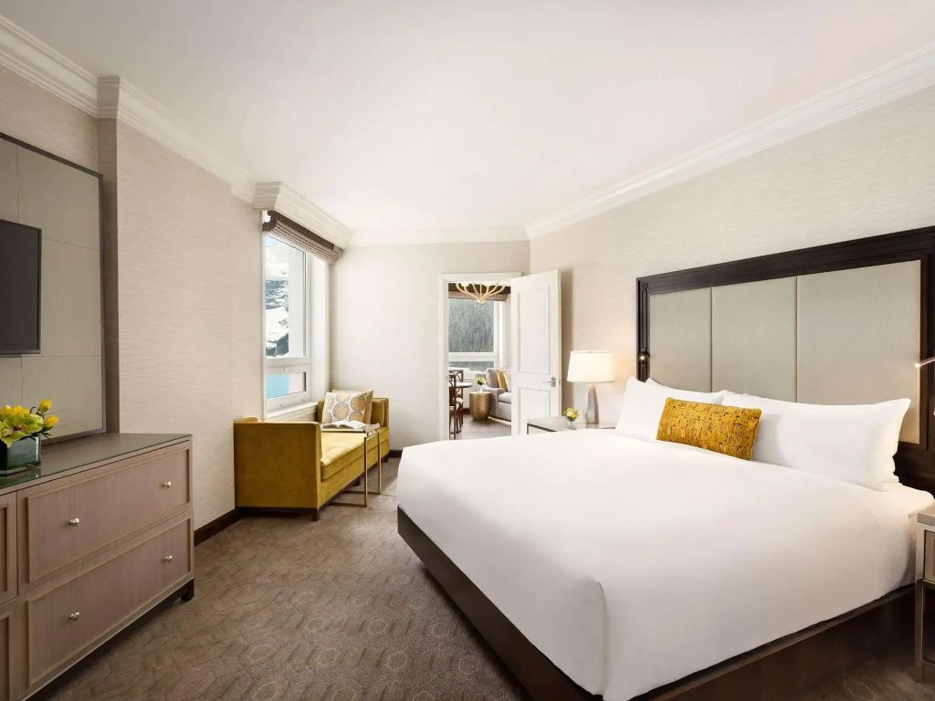 Elegantes Schlafzimmer mit großem Bett und Blick auf den See