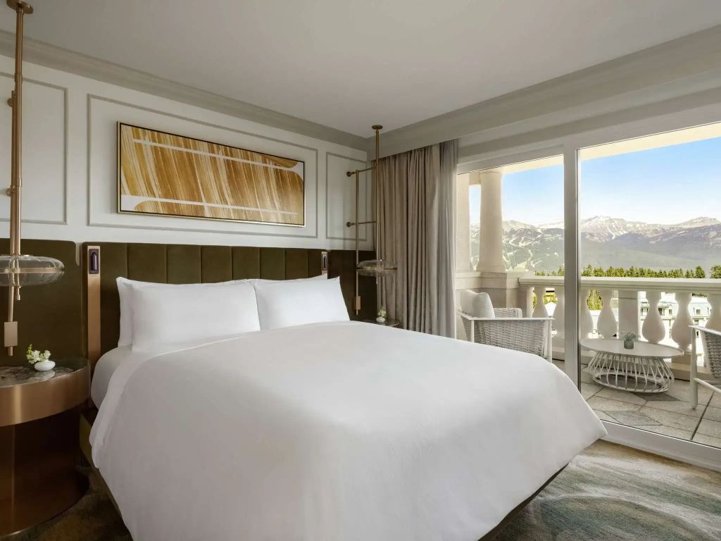 Elegantes Schlafzimmer der Fairview Suite mit Balkonblick auf die Berge