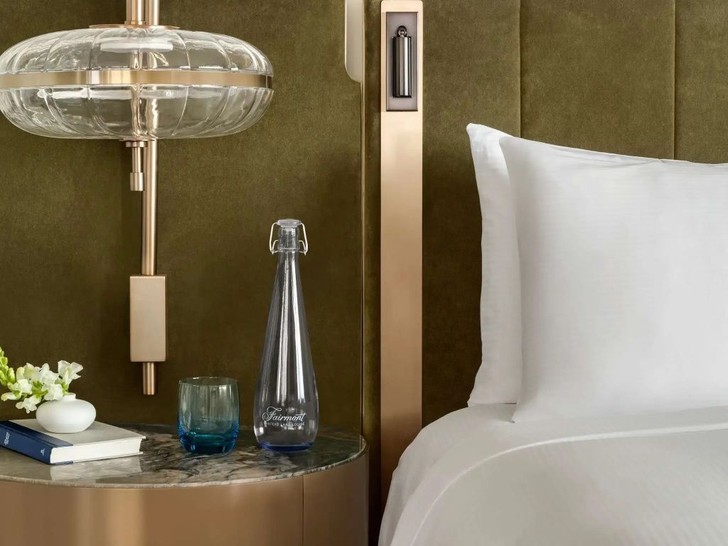 Detailansicht des Nachttisches mit Wasserflasche und Glas in der Fairview Suite