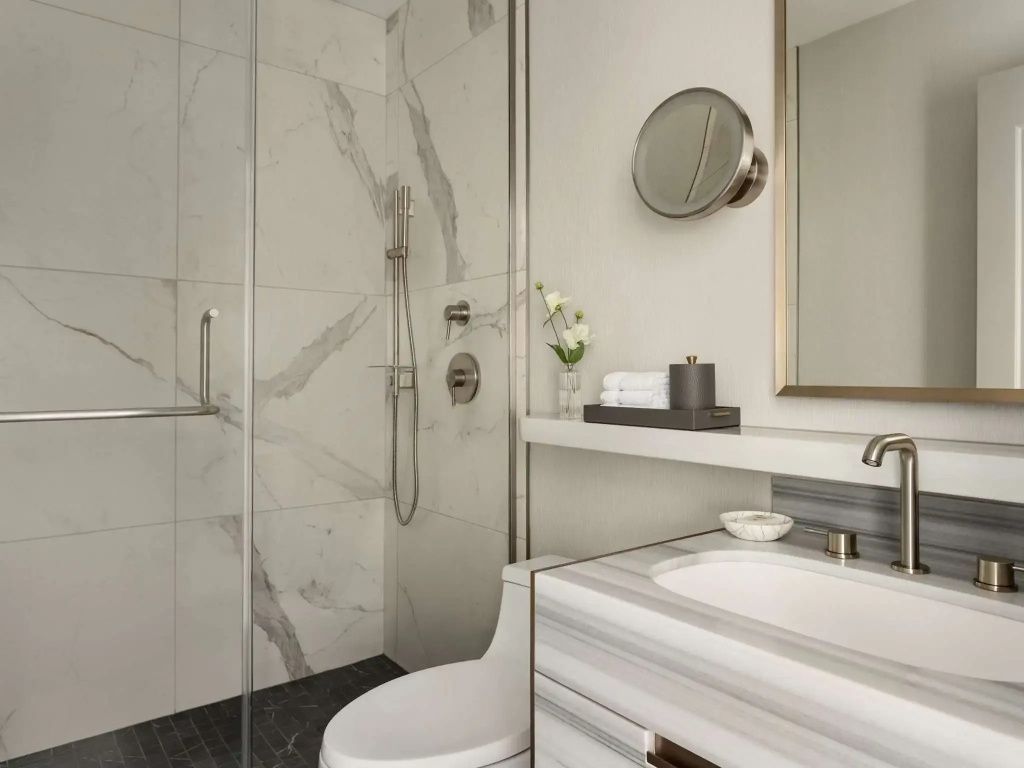 Modernes Badezimmer mit Marmordetails und eleganter Ausstattung.