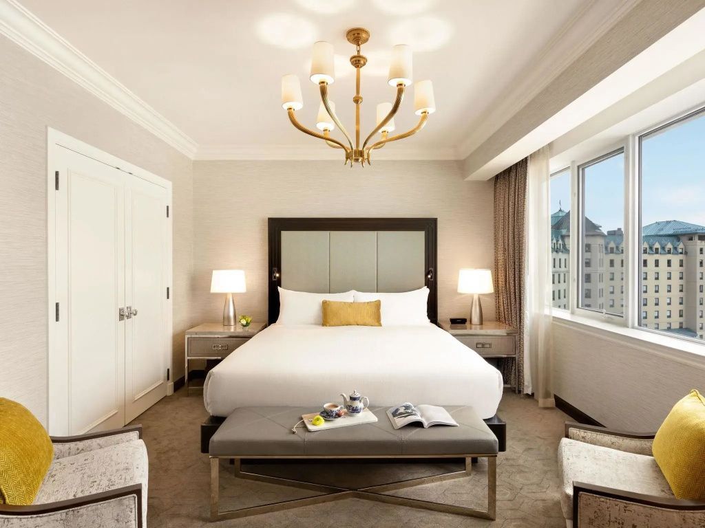 Helles Schlafzimmer in der Marquis de Lorne Suite mit Kingsize-Bett und großen Fenstern