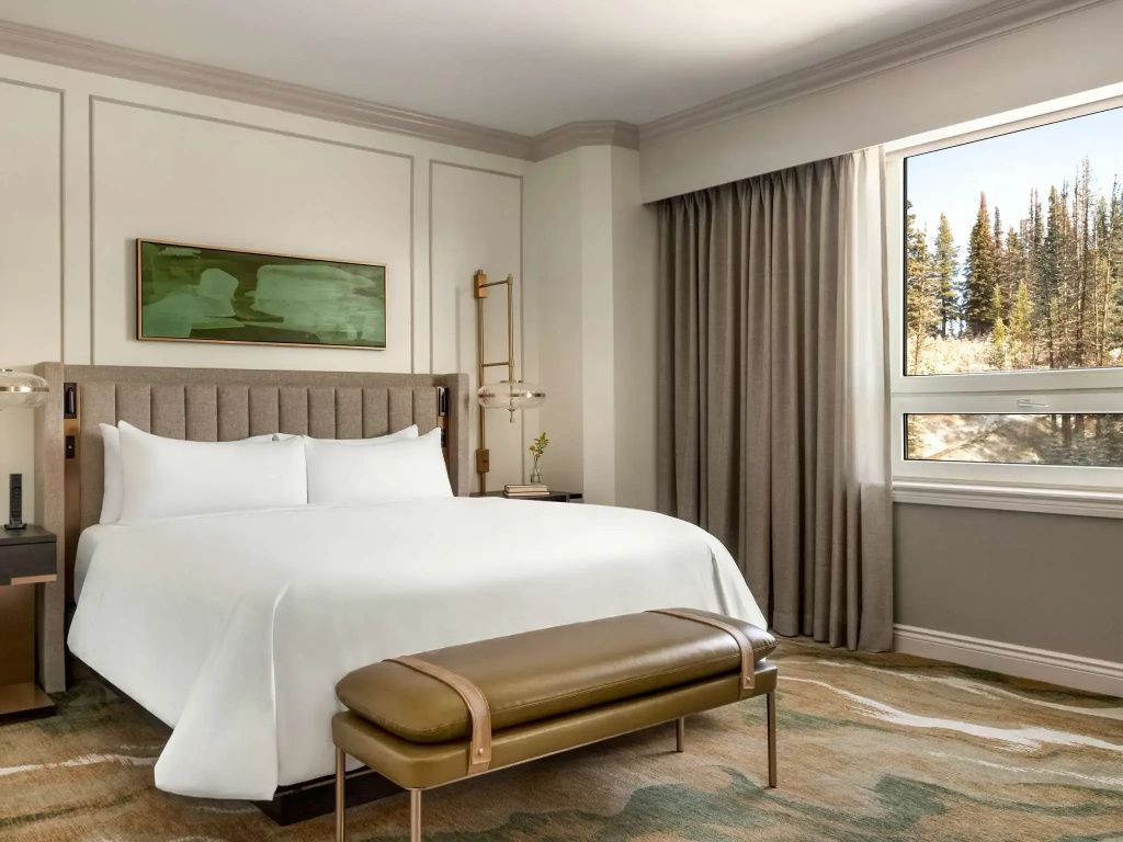 Luxuriöses Schlafzimmer mit Kingsize-Bett und stilvollem Interieur
