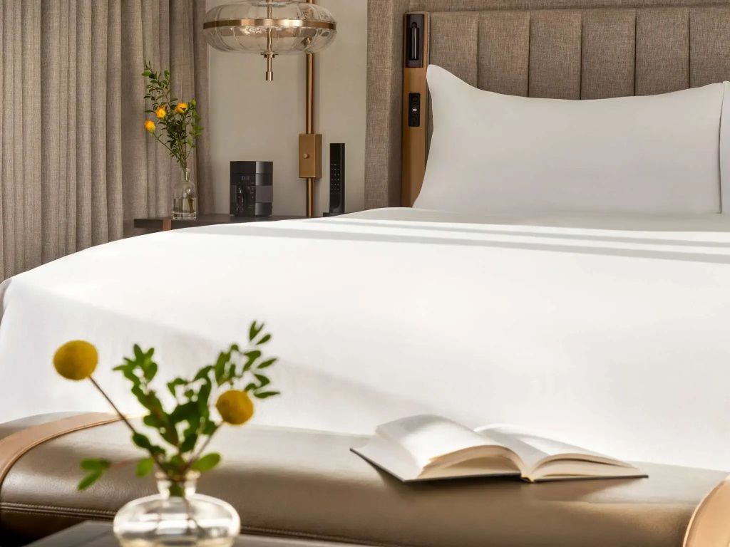 Detailaufnahme eines eleganten Betts mit stilvollen Dekorationen