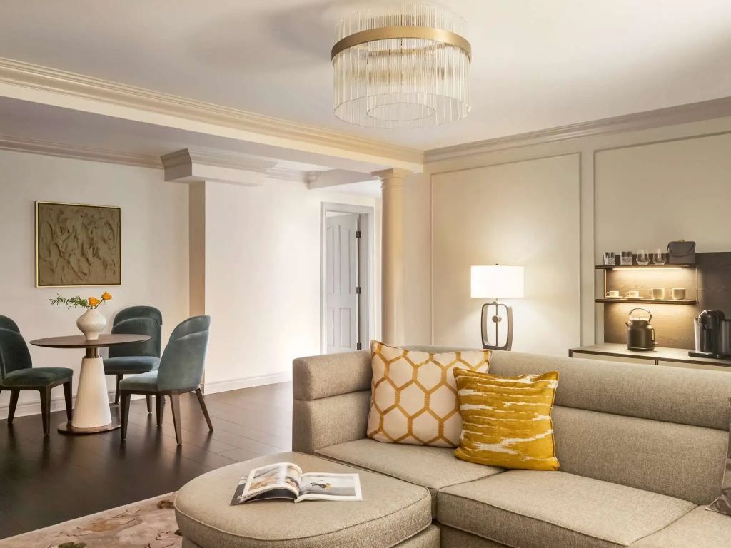 Elegantes Wohnzimmer mit komfortabler Sitzecke und stilvollen Akzenten