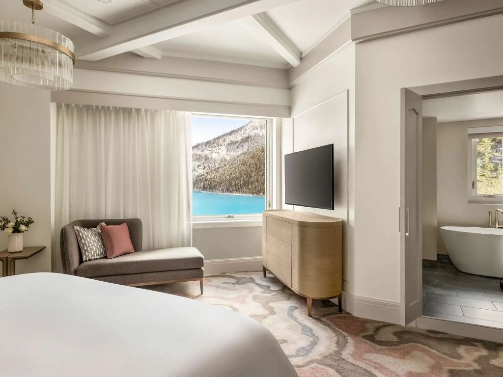 Zimmer mit Seeblick und moderner Einrichtung in der Tom Wilson Suite