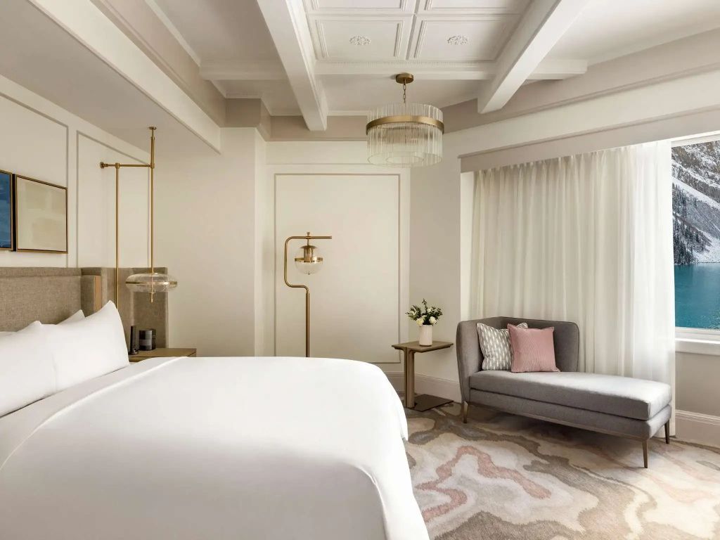 Helles Schlafzimmer mit luxuriösen Details und komfortabler Einrichtung