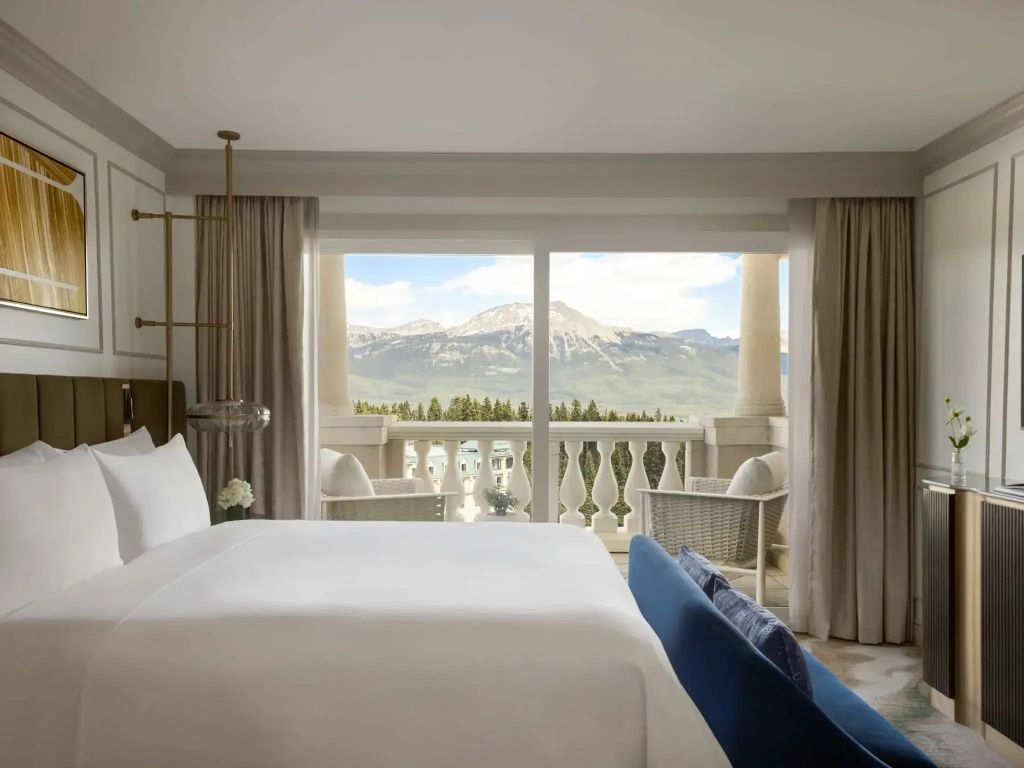 Geräumiges Schlafzimmer mit herrlichem Bergblick und eleganten Möbeln