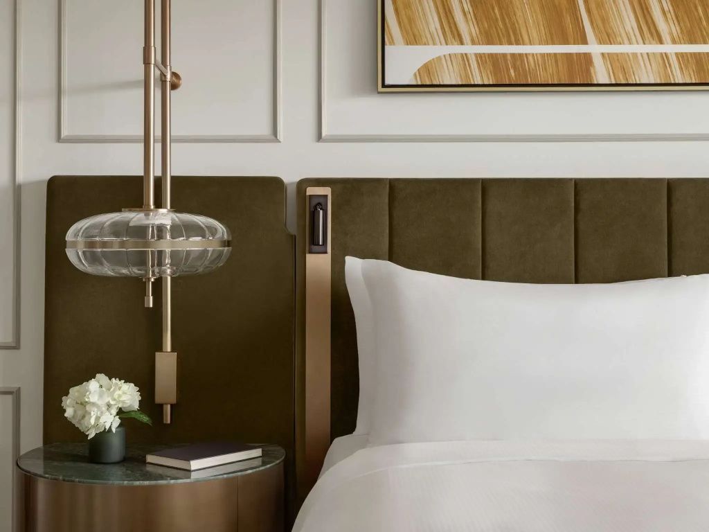 Detail eines Bettes mit stilvollem Nachttisch und Lampen in modernem Design