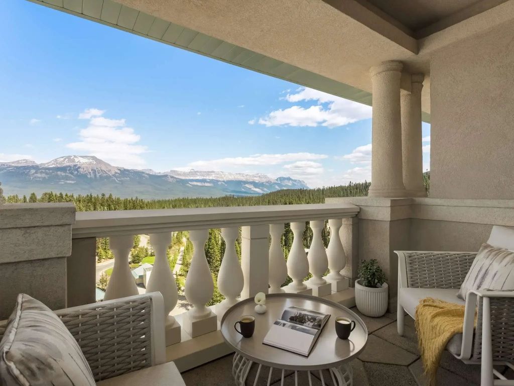 Balkon mit atemberaubendem Blick auf Berge und See, gemütliche Sitzmöbel