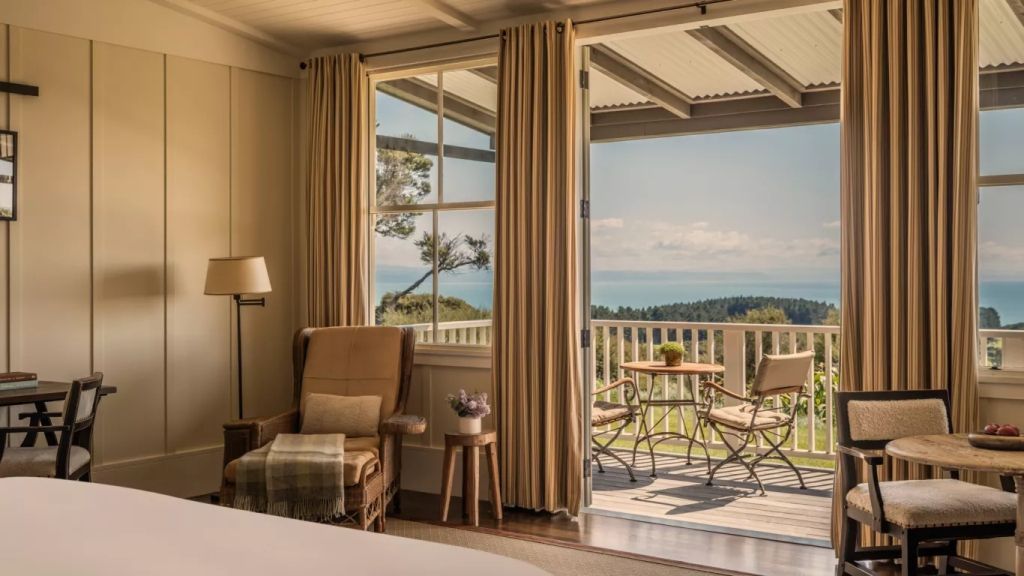 Sitzbereich mit Aussicht auf Terrasse und Meer aus der Grand Ridge Junior-Suite