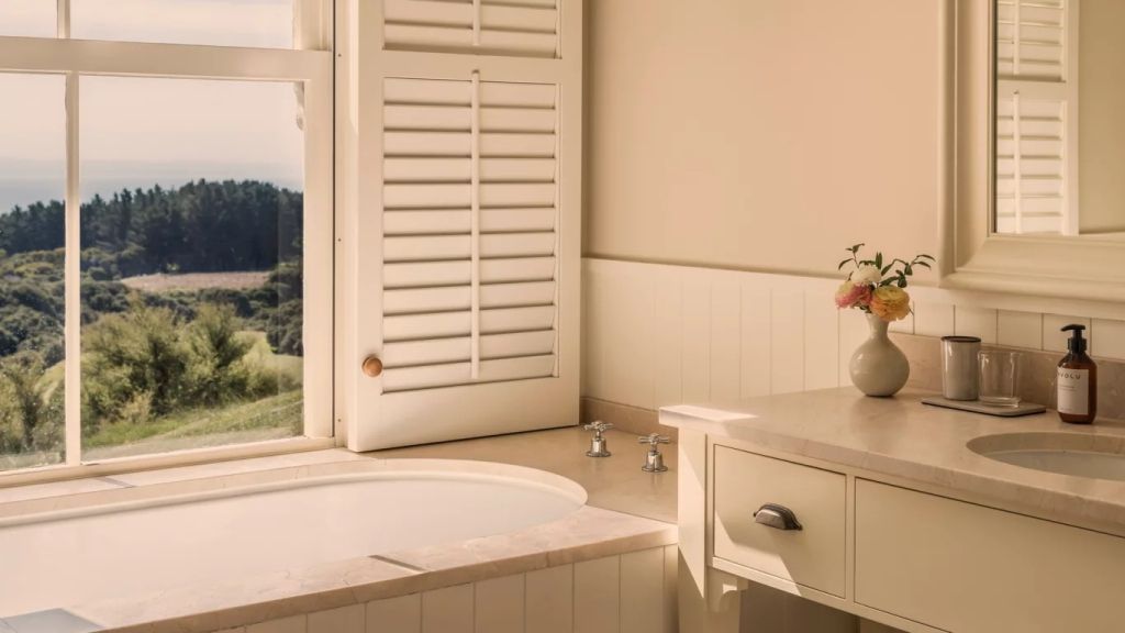 Badezimmer der Grand Ridge Junior-Suite mit Badewanne und Fenster mit Aussicht