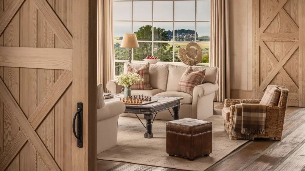 Gemütliches Wohnzimmer mit bequemen Sofas und Blick auf die Landschaft