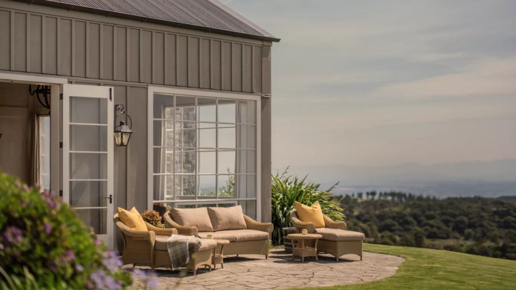 Terrasse mit komfortablen Sitzmöglichkeiten und Blick auf das Meer