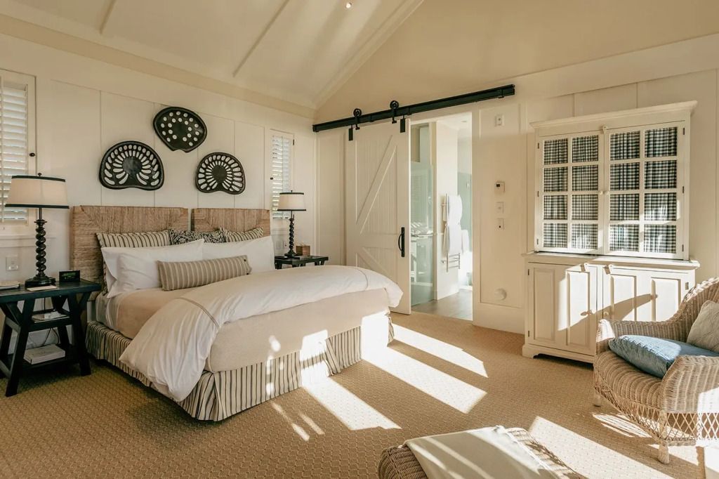 Gemütliches Schlafzimmer in neutralen Tönen mit Doppelbett und elegantem Schiebetür-Design