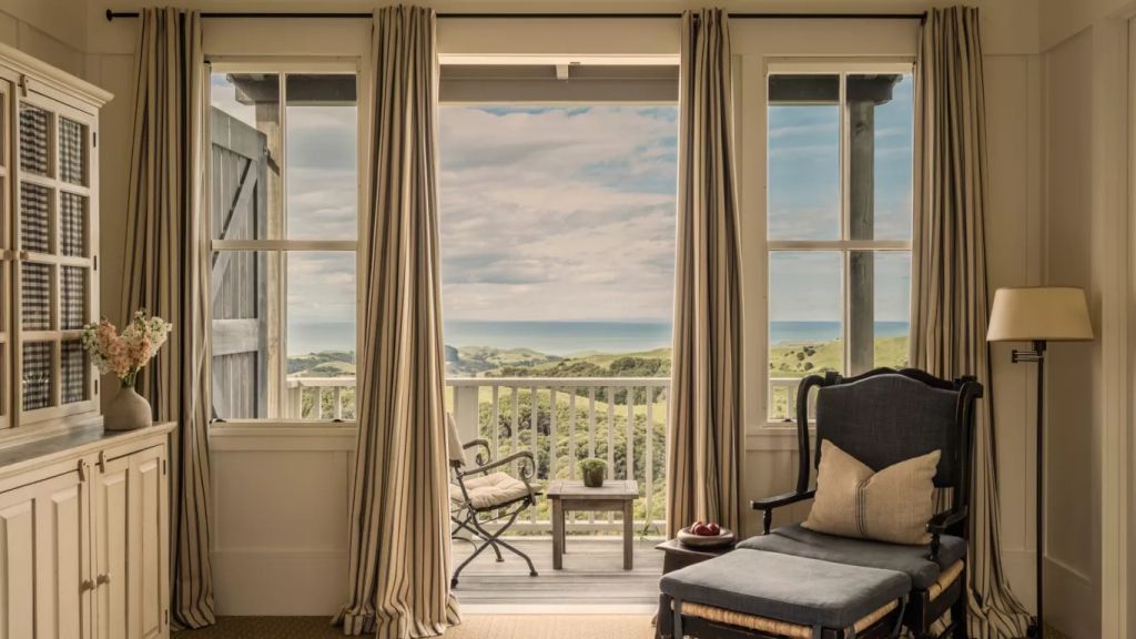 Atemberaubender Blick von einem Balkon auf die Küstenlandschaft mit Himmel und Meer