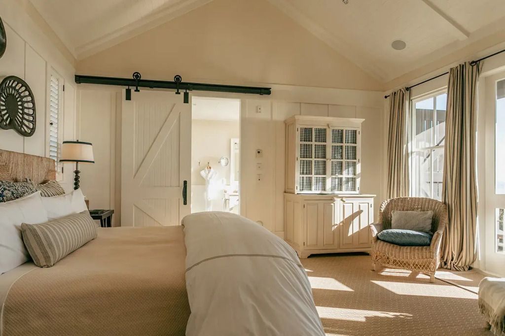 Geräumiges Schlafzimmer mit weißem Schrank und Schiebetür in der Hilltop Familie Suite.