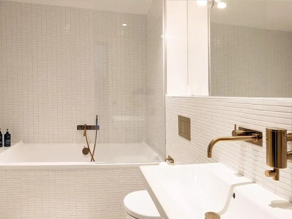 Helles Badezimmer mit modernen Armaturen und Badewanne
