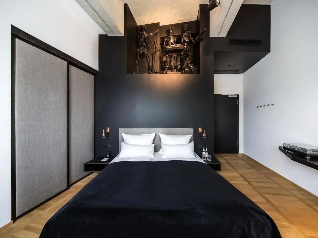 Stilvoll eingerichtetes Hotelzimmer mit Kunst an der Wand und komfortablem Bett