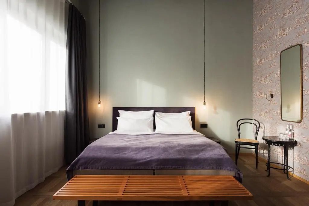 Gemütliches Hotelzimmer mit warmen Farben und einfachem Design