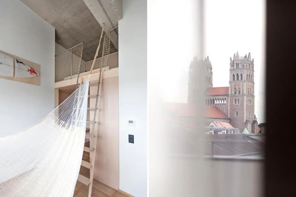 Zimmer mit Zwischengeschoss und Aussicht auf zwei Türme